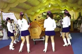 Rút thăm trúng thưởng tại đám ma để "thay đổi không khí"