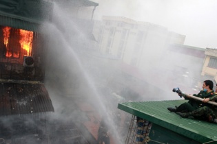 Vụ cháy khu tập thể Nam Đồng: 5 căn hộ bị cháy