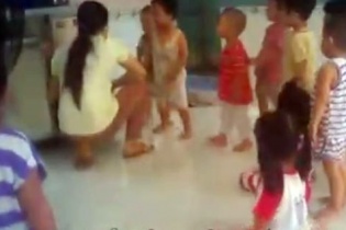 Cô giáo mầm non "dạy" trẻ bằng dép, thìa... nhốt vào tủ