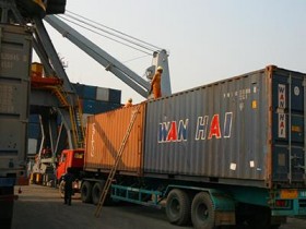 Cán cân thương mại Việt Nam lại đổi chiều