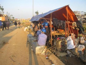 Đang nối lại đường ống nước sạch Sông Đà