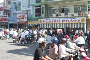 Vì sao gia đình bà Tuyết gây náo loạn tại đại lý vé số?