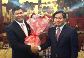 Tặng Kỷ niệm chương cho Đại sứ Đoàn Xuân Hưng
