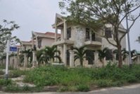 Bầu Hiển bỏ không chục biệt thự ven sông Hàn