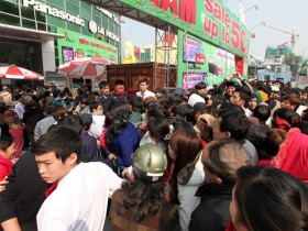 Xô đẩy mua hàng giá 9.000 đồng tại Pico Giảng Võ