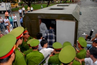 Gia đình tên cướp chặt tay bị cư dân mạng "ném đá"