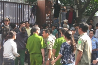 ĐH Hùng Vương náo loạn vì gần 100 người vào trường đòi dọn tài sản