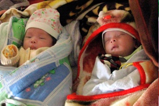 Hà Nội: Ảnh hai bé song sinh được thụ tinh từ người cha đã mất 3 năm