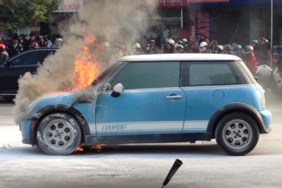"Bần thần" nhìn ôtô Mini cooper bốc cháy ngày cuối năm