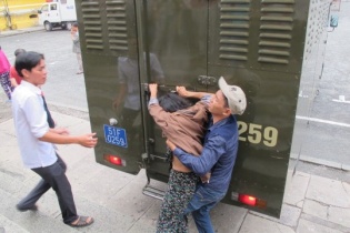 Người nhà tên cướp chặt tay rượt đánh luật sư, dọa thẩm phán