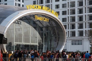 Hàng nghìn người chen chân vào Thủy cung tại Times City