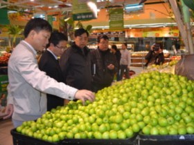 Phát hiện hàng chục loại rau không nhãn mác tại Big C, Ocean Mart