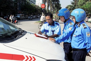 Taxi bát nháo trong dịp Tết: Xử nghiêm, thu phù hiệu
