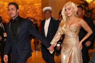 Lady Gaga quyến rũ gợi cảm bên bạn trai