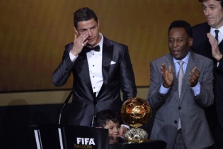 Vượt mặt Messi, Ronaldo đoạt Quả Bóng vàng 2013, Pele nhận Quả Bóng vàng danh dự