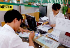 Đầu năm, ngân hàng đồng loạt tăng phí dịch vụ