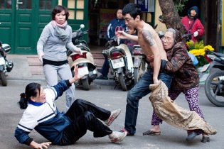 Phụ nữ bị đâm ở phố cổ HN không phải mẹ gã trai cuồng nộ