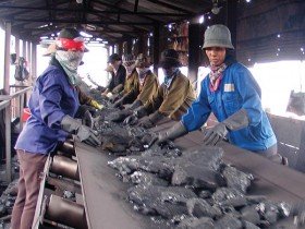 Vinacomin căng thẳng bán than, gồng mình giữ thợ