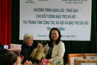 CTCP Nhân Bình sẻ chia hương vị Tết với người nghèo
