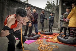 Cụ ông 63 tuổi dùng mũi thổi căng 4 săm ôtô