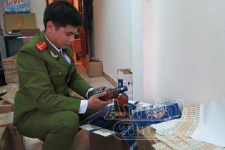 Hà Nội: Đột kích ổ rượu ngoại lậu "phục vụ" Tết