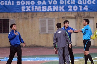 HLV Văn Sỹ Sơn bị phạt nặng vì dọa... đấm trọng tài