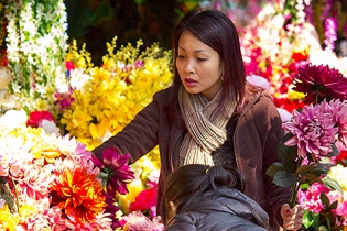 Thưởng lãm chợ hoa Tết giữa lòng phố cổ