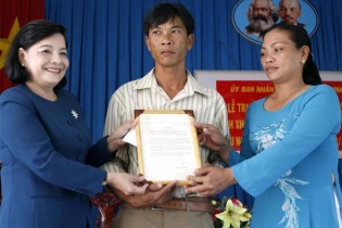 Chủ tịch nước gửi thư khen gia đình cứu nạn nhân cháy tàu cánh ngầm