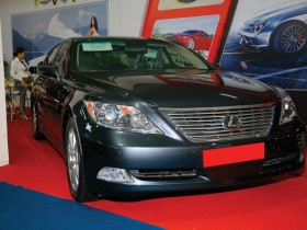 Lexus không chính hãng dài cổ đợi thủ tục về Việt Nam