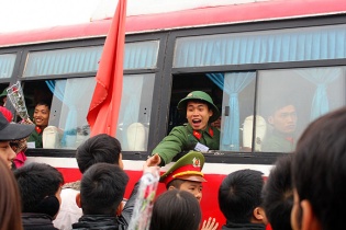 Thanh niên Thủ đô hân hoan tự hào lên đường nhập ngũ