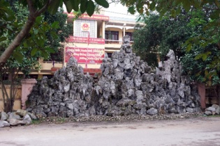 "Quan huyện" dựng núi bít cổng trụ sở UBND để “trấn yểm”