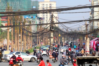 "Nghệ thuật sắp đặt" từ cột, dây điện và giao thông Hà Nội