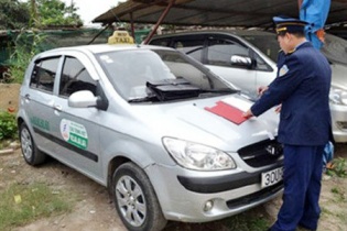 Nữ tài xế taxi "dù" chém của du khách 1 triệu đồng cho 3km