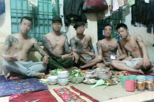Có hay không chuyện "đại bàng" mở tiệc trong tù, tung hình lên facebook?