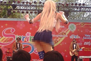 Sốc với cosplay kéo váy khoe nội y trong lễ hội giao lưu văn hóa