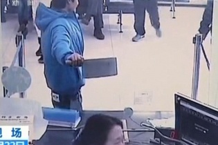 Nhân viên ngân hàng phì cười vì tên cướp ngớ ngẩn