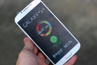 Galaxy S4 giảm giá "sốc" dọn đường đón S5
