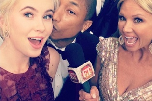 Những ảnh “độc” do sao tự chụp trong hậu trường Oscar