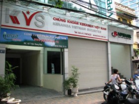 HOSE “trảm” 3 công ty chứng khoán nợ phí