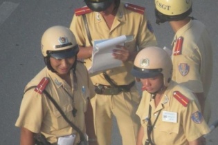 4 CSGT xem ví, đòi tiền người vi phạm bị đình chỉ công tác