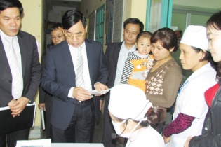 Tiêm vaccine phòng sởi: Nhu cầu tăng, giá loạn