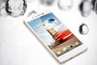 Chọn smartphone đẹp làm quà ngày 8/3