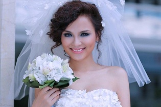 Hoa hậu Diễm Hương bị cấm diễn vì thiếu trung thực