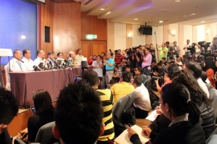 Nhật báo Singapore: 5 giả thuyết vụ máy bay Malaysia mất tích