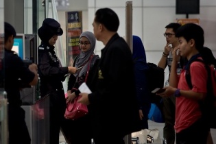 Hai người dùng hộ chiếu đánh cắp thuộc tổ chức toàn cầu