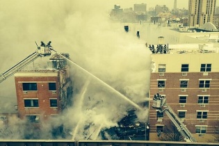 New York: Nổ, cháy lớn tòa nhà dân sinh 6 tầng đổ sập