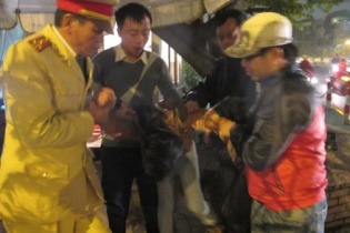 CSGT cứu thiếu nữ mang thai định nhảy cầu Chương Dương tự tử