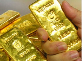 Vàng thế giới tăng, trong nước bị ghìm giá