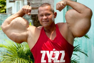 Người đàn ông có bắp tay "khủng" như thủy thủ Popeye