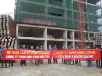 Sky Garden: Khách hàng chăng biển bên đống sắt hoang tàn